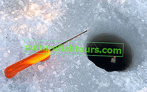 Chytání candáta pomocí zimní plovákové tyče