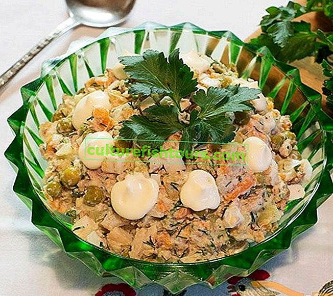 Рибний салат з консервів з картоплею